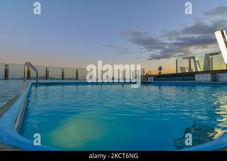 Vue sur la piscine arrière à l'intérieur du navire de croisière le MSC Preziosa en naviguant sur 24 octobre 2017. Banque D'Images