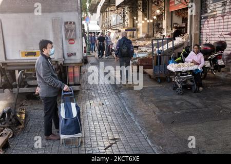 Une vue générale d'une rue dans le centre d'Athènes, Grèce sur 3 novembre 2021. Un nouveau paquet de mesures qui ne concerne que les non vaccinés cette fois-ci et sera mis en œuvre à partir de samedi prochain (6 novembre 2021). Les non vaccinés devraient faire 2 tests rapides par semaine et les contrôles sont intensifiés et deviendront plus stricts avec l'affichage des certificats pertinents à l'intérieur, à l'exception des supermarchés, des églises et des pharmacies. (Photo de Nikolas Kokovovlis/NurPhoto) Banque D'Images