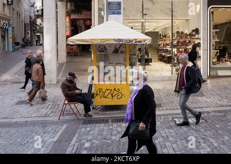 Une vue générale d'une rue dans le centre d'Athènes, Grèce sur 3 novembre 2021. Un nouveau paquet de mesures qui ne concerne que les non vaccinés cette fois-ci et sera mis en œuvre à partir de samedi prochain (6 novembre 2021). Les non vaccinés devraient faire 2 tests rapides par semaine et les contrôles sont intensifiés et deviendront plus stricts avec l'affichage des certificats pertinents à l'intérieur, à l'exception des supermarchés, des églises et des pharmacies. (Photo de Nikolas Kokovovlis/NurPhoto) Banque D'Images