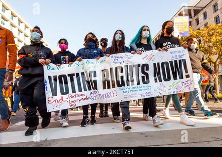 De jeunes militants des droits de vote mènent une marche à la Maison Blanche pour une action de désobéissance civile. Les manifestants exigent que l'Administration Biden prenne l'initiative en matière de droit de vote et font pression sur le Congrès pour qu'il vote une loi protégeant le droit de vote. Plus précisément, ils veulent l'adoption de la loi sur la liberté de vote et de la loi sur la reconnaissance des droits de vote. (Photo d'Allison Bailey/NurPhoto) Banque D'Images