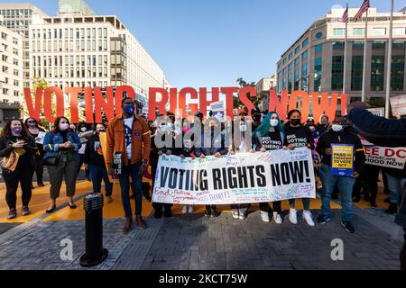 Les militants des droits de vote marchent à la Maison Blanche pour une action de désobéissance civile menée par des jeunes. Les manifestants exigent que l'Administration Biden prenne l'initiative en matière de droit de vote et font pression sur le Congrès pour qu'il vote une loi protégeant le droit de vote. Plus précisément, ils veulent l'adoption de la loi sur la liberté de vote et de la loi sur la reconnaissance des droits de vote. (Photo d'Allison Bailey/NurPhoto) Banque D'Images