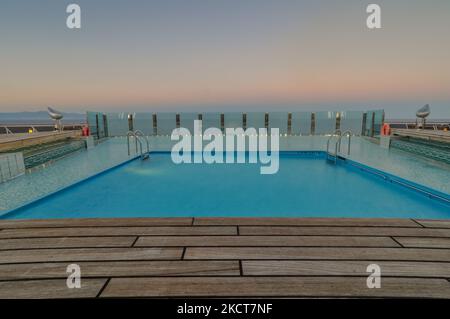 Vue sur la piscine arrière à l'intérieur du navire de croisière le MSC Preziosa en naviguant sur 24 octobre 2017. Banque D'Images