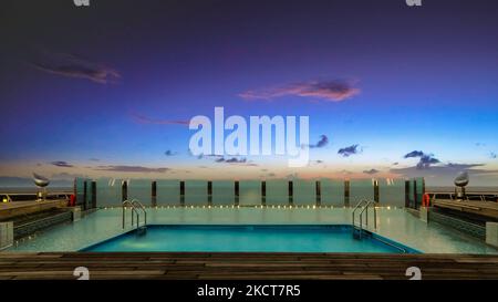 Vue sur la piscine arrière à l'intérieur du navire de croisière le MSC Preziosa en naviguant sur 24 octobre 2017. Banque D'Images