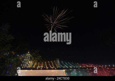 Les gens illuminent des feux d'artifice pour célébrer Diwali, le festival hindou des lumières à Guwahati, en Inde, le 4,2021 novembre. (Photo par Anuwar Hazarika/NurPhoto) Banque D'Images