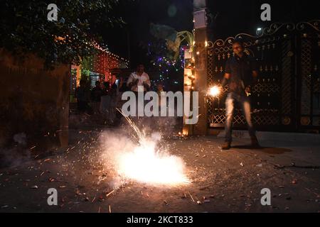 Les gens illuminent des feux d'artifice pour célébrer Diwali, le festival hindou des lumières à Guwahati, en Inde, le 4,2021 novembre. (Photo par Anuwar Hazarika/NurPhoto) Banque D'Images