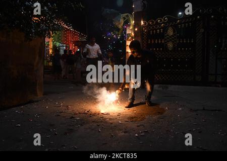 Les gens illuminent des feux d'artifice pour célébrer Diwali, le festival hindou des lumières à Guwahati, en Inde, le 4,2021 novembre. (Photo par Anuwar Hazarika/NurPhoto) Banque D'Images