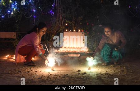 Les gens illuminent des feux d'artifice pour célébrer Diwali, le festival hindou des lumières à Guwahati, en Inde, le 4,2021 novembre. (Photo par Anuwar Hazarika/NurPhoto) Banque D'Images