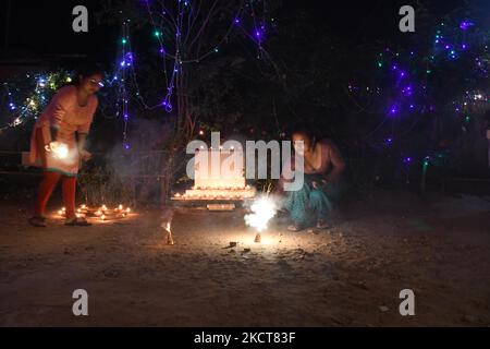 Les gens illuminent des feux d'artifice pour célébrer Diwali, le festival hindou des lumières à Guwahati, en Inde, le 4,2021 novembre. (Photo par Anuwar Hazarika/NurPhoto) Banque D'Images