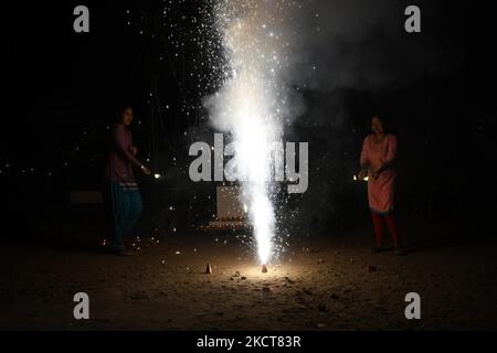 Les gens illuminent des feux d'artifice pour célébrer Diwali, le festival hindou des lumières à Guwahati, en Inde, le 4,2021 novembre. (Photo par Anuwar Hazarika/NurPhoto) Banque D'Images