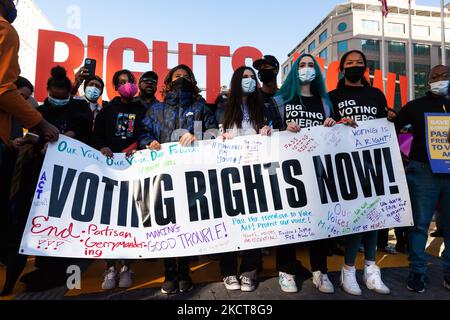 De jeunes militants des droits de vote mènent une marche à la Maison Blanche pour une action de désobéissance civile. Les manifestants exigent que l'Administration Biden prenne l'initiative en matière de droit de vote et font pression sur le Congrès pour qu'il vote une loi protégeant le droit de vote. Plus précisément, ils veulent l'adoption de la loi sur la liberté de vote et de la loi sur la reconnaissance des droits de vote. (Photo d'Allison Bailey/NurPhoto) Banque D'Images