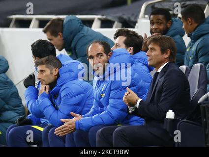 L-R entraîneur-chef adjoint Cristian Stellini et Antonio Conte, directeur de Tottenham Hotspur, lors de l'Europa Conference League Group G entre Tottenham Hotspur et Vitesse au stade Tottenham Hotspur , Londres, Angleterre, le 04th novembre 2021 (photo d'action Foto Sport/NurPhoto) Banque D'Images