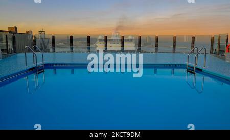 Vue sur la piscine arrière à l'intérieur du navire de croisière le MSC Preziosa en naviguant sur 24 octobre 2017. Banque D'Images