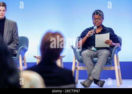 Les jeunes aduls et les jeunes présentent leurs exigences climatiques lors de la session de la voix mondiale des jeunes durant le sixième jour de la Conférence des Nations Unies sur les changements climatiques de COP26, tenue par la CCNUCC à l'intérieur du lieu COP26 - Campus écossais d'événements à Glasgow, en Écosse, sur 5 novembre 2021. COP26, de 31 octobre à 12 novembre à Glasgow, sera la conférence climatique la plus importante depuis le sommet de Paris en 2015, car les nations devraient fixer de nouveaux objectifs d'émissions de gaz à effet de serre afin de ralentir le réchauffement climatique et de raffermir d'autres engagements clés. (Photo par Dominika Zarzycka/NurPhoto) Banque D'Images