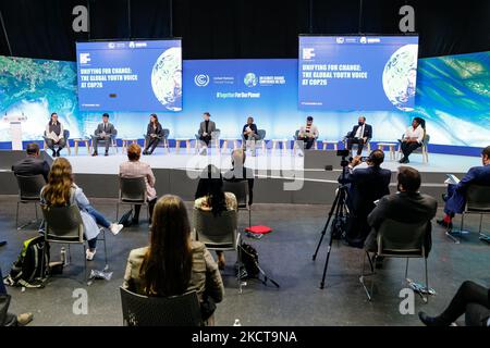 Les jeunes aduls et les jeunes présentent leurs exigences climatiques lors de la session de la voix mondiale des jeunes durant le sixième jour de la Conférence des Nations Unies sur les changements climatiques de COP26, tenue par la CCNUCC à l'intérieur du lieu COP26 - Campus écossais d'événements à Glasgow, en Écosse, sur 5 novembre 2021. COP26, de 31 octobre à 12 novembre à Glasgow, sera la conférence climatique la plus importante depuis le sommet de Paris en 2015, car les nations devraient fixer de nouveaux objectifs d'émissions de gaz à effet de serre afin de ralentir le réchauffement climatique et de raffermir d'autres engagements clés. (Photo par Dominika Zarzycka/NurPhoto) Banque D'Images