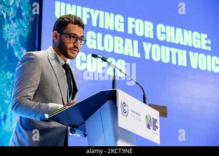 Les jeunes aduls et les jeunes présentent leurs exigences climatiques lors de la session de la voix mondiale des jeunes durant le sixième jour de la Conférence des Nations Unies sur les changements climatiques de COP26, tenue par la CCNUCC à l'intérieur du lieu COP26 - Campus écossais d'événements à Glasgow, en Écosse, sur 5 novembre 2021. COP26, de 31 octobre à 12 novembre à Glasgow, sera la conférence climatique la plus importante depuis le sommet de Paris en 2015, car les nations devraient fixer de nouveaux objectifs d'émissions de gaz à effet de serre afin de ralentir le réchauffement climatique et de raffermir d'autres engagements clés. (Photo par Dominika Zarzycka/NurPhoto) Banque D'Images