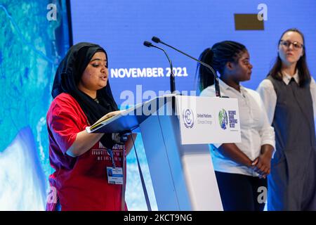 Les jeunes aduls et les jeunes présentent leurs exigences climatiques lors de la session de la voix mondiale des jeunes durant le sixième jour de la Conférence des Nations Unies sur les changements climatiques de COP26, tenue par la CCNUCC à l'intérieur du lieu COP26 - Campus écossais d'événements à Glasgow, en Écosse, sur 5 novembre 2021. COP26, de 31 octobre à 12 novembre à Glasgow, sera la conférence climatique la plus importante depuis le sommet de Paris en 2015, car les nations devraient fixer de nouveaux objectifs d'émissions de gaz à effet de serre afin de ralentir le réchauffement climatique et de raffermir d'autres engagements clés. (Photo par Dominika Zarzycka/NurPhoto) Banque D'Images