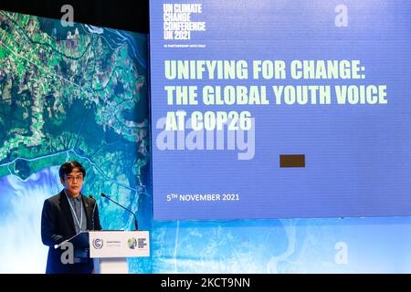 Les jeunes aduls et les jeunes présentent leurs exigences climatiques lors de la session de la voix mondiale des jeunes durant le sixième jour de la Conférence des Nations Unies sur les changements climatiques de COP26, tenue par la CCNUCC à l'intérieur du lieu COP26 - Campus écossais d'événements à Glasgow, en Écosse, sur 5 novembre 2021. COP26, de 31 octobre à 12 novembre à Glasgow, sera la conférence climatique la plus importante depuis le sommet de Paris en 2015, car les nations devraient fixer de nouveaux objectifs d'émissions de gaz à effet de serre afin de ralentir le réchauffement climatique et de raffermir d'autres engagements clés. (Photo par Dominika Zarzycka/NurPhoto) Banque D'Images