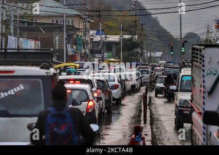 Véhicules bloqués dans un bourrage de circulation pendant les pluies à Baramulla, Jammu-et-Cachemire, Inde, le 05 novembre 2021. (Photo de Nasir Kachroo/NurPhoto) Banque D'Images