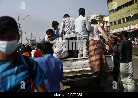Les gens arrivent sur une camionnette pour rejoindre leur destination près d'un terminal d'autobus à Dhaka, au Bangladesh, sur 05 novembre 2021, alors que les travailleurs du transport et les propriétaires ont fait une grève des chats sauvages pour protester contre l'augmentation du prix du diesel. (Photo de Syed Mahamudur Rahman/NurPhoto) Banque D'Images