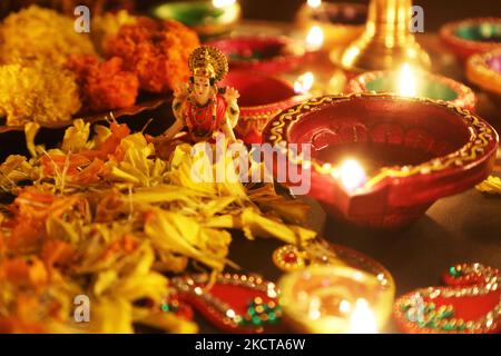 Diyas (petites lampes en argile) entoure une idole de la déesse Lakshmi (déesse Laxmi) pendant le festival de Diwali à un temple hindou à Toronto, Ontario, Canada, on 04 novembre 2021. (Photo de Creative Touch Imaging Ltd./NurPhoto) Banque D'Images