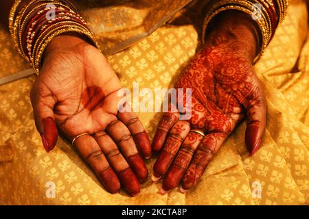 Elle montre son henné (mehndi) pendant le festival de Diwali à Toronto, Ontario, Canada, on 04 novembre 2021. (Photo de Creative Touch Imaging Ltd./NurPhoto) Banque D'Images