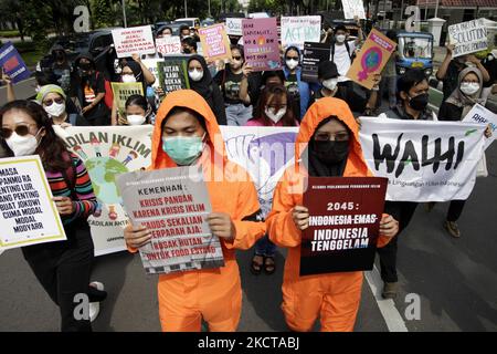 Des militants écologistes ont organisé une manifestation à Djakarta sur 5 novembre 2021. Ils ont exhorté les dirigeants mondiaux qui assistaient au Sommet sur le climat de Glasgow, en Écosse, en Cop26, à réduire les émissions et à obtenir une déforestation zéro dans le développement. (Photo par Aditya Irawan/NurPhoto) Banque D'Images