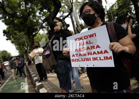 Des militants écologistes ont organisé une manifestation à Djakarta sur 5 novembre 2021. Ils ont exhorté les dirigeants mondiaux qui assistaient au Sommet sur le climat de Glasgow, en Écosse, en Cop26, à réduire les émissions et à obtenir une déforestation zéro dans le développement. (Photo par Aditya Irawan/NurPhoto) Banque D'Images