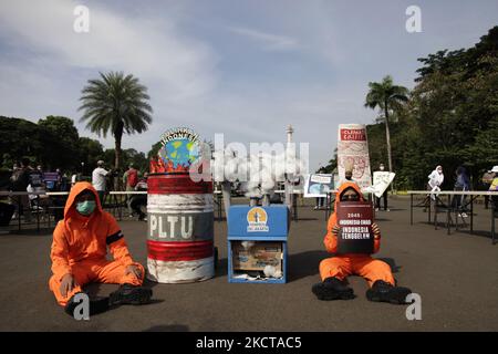 Des militants écologistes ont organisé une manifestation à Djakarta sur 5 novembre 2021. Ils ont exhorté les dirigeants mondiaux qui assistaient au Sommet sur le climat de Glasgow, en Écosse, en Cop26, à réduire les émissions et à obtenir une déforestation zéro dans le développement. (Photo par Aditya Irawan/NurPhoto) Banque D'Images