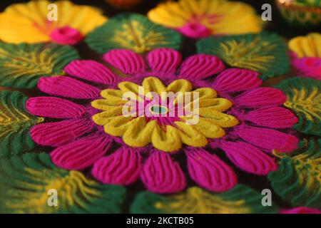 Motif de rangloli coloré créé à l'aide de poudre colorée pendant le festival de Diwali à un temple hindou à Toronto, Ontario, Canada, on 04 novembre 2021. Le rangoli est un dessin traditionnel dessiné sur le sol avec de la poudre colorée, souvent devant les maisons ou les temples. (Photo de Creative Touch Imaging Ltd./NurPhoto) Banque D'Images