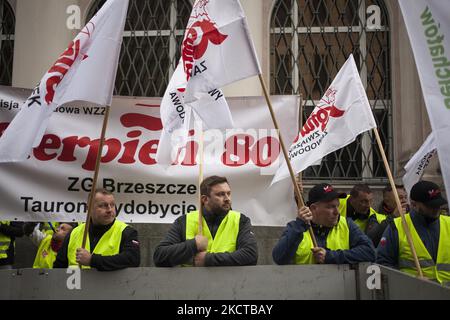 Des mineurs vus au cours des mines de charbon protestent contre la fermeture de mines à Varsovie sur 6 novembre 2021. (Photo de Maciej Luczniewski/NurPhoto) Banque D'Images