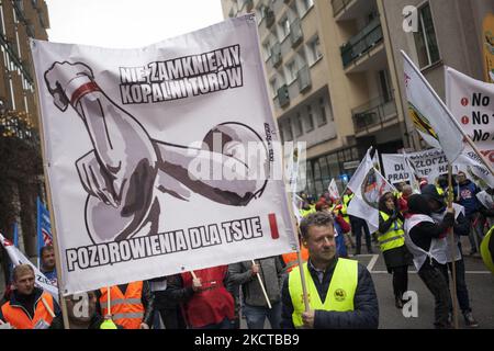 Des mineurs vus au cours des mines de charbon protestent contre la fermeture de mines à Varsovie sur 6 novembre 2021. (Photo de Maciej Luczniewski/NurPhoto) Banque D'Images