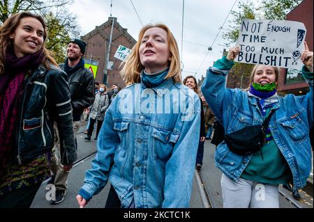 Une femme crie des slogans contre le changement climatique, lors d'une importante marche sur le climat organisée à Amsterdam, sur 6 novembre 2021. (Photo par Romy Arroyo Fernandez/NurPhoto) Banque D'Images