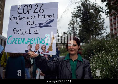 Une jeune femme tient une lecture de carton "COP 26 une conférence sur le climat ou un festival de lavage vert". Plus de 3500 personnes ont manifesté à Toulouse pour le climat comme dans de nombreuses villes de France et du monde entier. Ces manifestations ont été organisées alors que le COP26 a commencé à Glasgow (Écosse) pour mettre une pression maximale sur les politiciens, les industries et les compagnies. Le GIEC peint une planète invivable si les émissions de gaz à effet de serre se poursuivent sans relâche. L'AIE indique que les combustibles fossiles doivent rester dans le sol d'ici à présent (pas de nouvelles mines ni de nouveaux forages). Le G20 a dit dans un communiqué que ''nous nous engageons à nous attaquer à la TH Banque D'Images