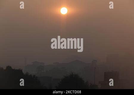 Le soleil lutte pour briser l'épais smog au-dessus de la ville de Katmandou en début de matinée. La mauvaise qualité de l'air est un problème grave à Katmandou, au Népal, et de nombreuses personnes souffrent de problèmes respiratoires. (Photo de Creative Touch Imaging Ltd./NurPhoto) Banque D'Images