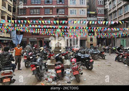 Plusieurs motos garées par un ancien stupa bouddhiste dans une petite cour à Katmandou City, Népal. (Photo de Creative Touch Imaging Ltd./NurPhoto) Banque D'Images