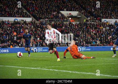 Le Nathan Broadhead de Sunderland bat le gardien de but Nathan Bishop de Mansfield Town au ballon, mais il s'étend pendant le match de la FA Cup entre Sunderland et Mansfield Town au stade de Light, Sunderland, le samedi 6th novembre 2021. (Crédit : Trevor Wilkinson | MI News) (photo de MI News/NurPhoto) Banque D'Images