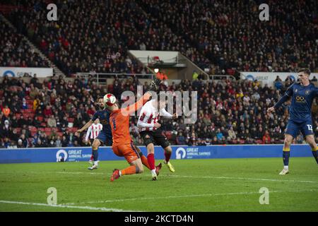 Le Nathan Broadhead de Sunderland bat le gardien de but Nathan Bishop de Mansfield Town au ballon, mais il s'étend pendant le match de la FA Cup entre Sunderland et Mansfield Town au stade de Light, Sunderland, le samedi 6th novembre 2021. (Crédit : Trevor Wilkinson | MI News) (photo de MI News/NurPhoto) Banque D'Images