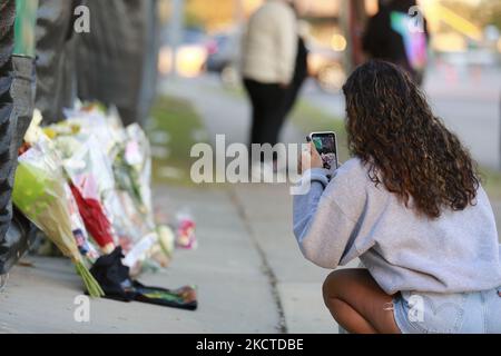 Sur 6 novembre 2021, les amateurs de festival en deuil ont laissé des notes, des ballons et des fleurs pour les victimes de vagues extrêmes de foule au festival Astroworld la veille de ce qui a fait 8 morts et beaucoup plus blessés au parc NRG à Houston, Texas. (Photo de Reginald Mathalone/NurPhoto) Banque D'Images