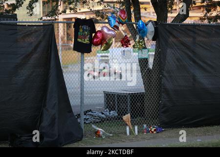 Sur 6 novembre 2021, les amateurs de festival en deuil ont laissé des notes, des ballons et des fleurs pour les victimes de vagues extrêmes de foule au festival Astroworld la veille de ce qui a fait 8 morts et beaucoup plus blessés au parc NRG à Houston, Texas. (Photo de Reginald Mathalone/NurPhoto) Banque D'Images