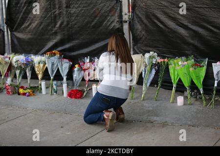 Sur 6 novembre 2021, les amateurs de festival en deuil ont laissé des notes, des ballons et des fleurs pour les victimes de vagues extrêmes de foule au festival Astroworld la veille de ce qui a fait 8 morts et beaucoup plus blessés au parc NRG à Houston, Texas. (Photo de Reginald Mathalone/NurPhoto) Banque D'Images