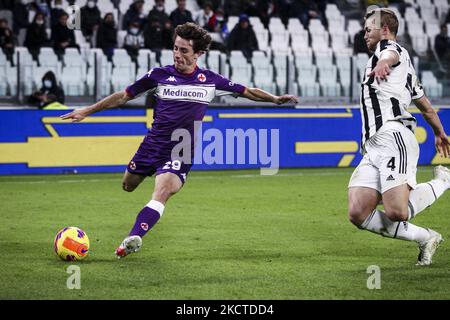 Le défenseur de Juventus Matthijs de Ligt (4) s'attaque au défenseur Fiorentina Alvaro Odriozola (29) lors du match de football de Serie A n.12 JUVENTUS - FIORENTINA sur 06 novembre 2021 au stade Allianz à Turin, Piémont, Italie. (Photo de Matteo Bottanelli/NurPhoto) Banque D'Images