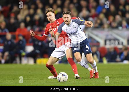 James Garner de Nottingham Forest combat avec Ben Whiteman de Preston North End lors du match de championnat Sky Bet entre Nottingham Forest et Preston North End au City Ground, Nottingham, le samedi 6th novembre 2021. (Photo de Jon Hobley/MI News/NurPhoto) Banque D'Images