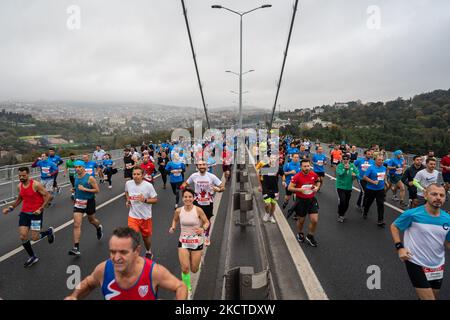 Coureurs vus sur le pont des martyrs de 15 juillet, anciennement appelé pont du Bosphore, lors du Marathon annuel d'Istanbul de 43rd à Istanbul, Turquie sur 7 novembre 2021. (Photo par Erhan Demirtas/NurPhoto) Banque D'Images