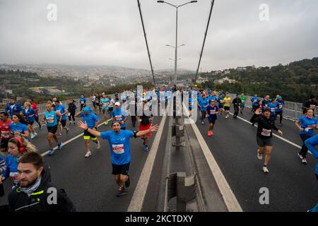 Coureurs vus sur le pont des martyrs de 15 juillet, anciennement appelé pont du Bosphore, lors du Marathon annuel d'Istanbul de 43rd à Istanbul, Turquie sur 7 novembre 2021. (Photo par Erhan Demirtas/NurPhoto) Banque D'Images