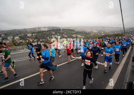 Coureurs vus sur le pont des martyrs de 15 juillet, anciennement appelé pont du Bosphore, lors du Marathon annuel d'Istanbul de 43rd à Istanbul, Turquie sur 7 novembre 2021. (Photo par Erhan Demirtas/NurPhoto) Banque D'Images