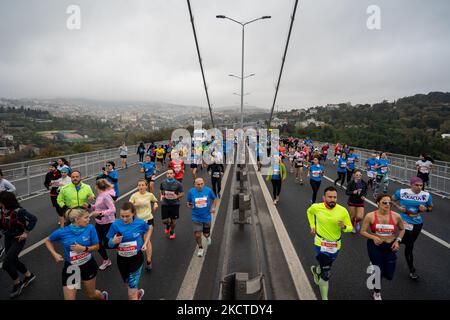 Coureurs vus sur le pont des martyrs de 15 juillet, anciennement appelé pont du Bosphore, lors du Marathon annuel d'Istanbul de 43rd à Istanbul, Turquie sur 7 novembre 2021. (Photo par Erhan Demirtas/NurPhoto) Banque D'Images