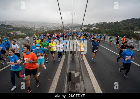 Coureurs vus sur le pont des martyrs de 15 juillet, anciennement appelé pont du Bosphore, lors du Marathon annuel d'Istanbul de 43rd à Istanbul, Turquie sur 7 novembre 2021. (Photo par Erhan Demirtas/NurPhoto) Banque D'Images