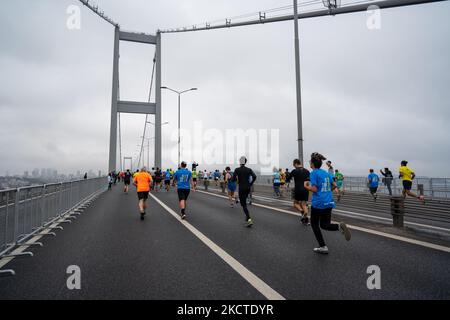 Coureurs vus sur le pont des martyrs de 15 juillet, anciennement appelé pont du Bosphore, lors du Marathon annuel d'Istanbul de 43rd à Istanbul, Turquie sur 7 novembre 2021. (Photo par Erhan Demirtas/NurPhoto) Banque D'Images