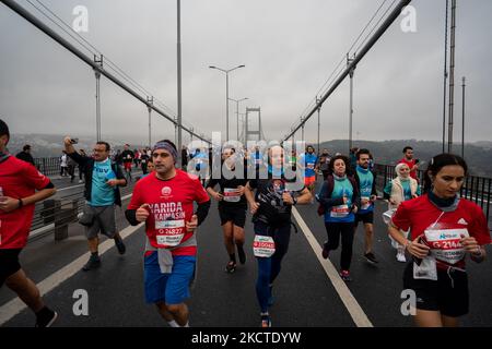 Coureurs vus sur le pont des martyrs de 15 juillet, anciennement appelé pont du Bosphore, lors du Marathon annuel d'Istanbul de 43rd à Istanbul, Turquie sur 7 novembre 2021. (Photo par Erhan Demirtas/NurPhoto) Banque D'Images