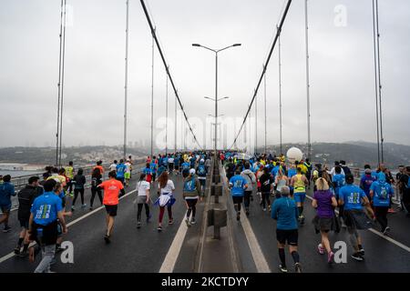 Coureurs vus sur le pont des martyrs de 15 juillet, anciennement appelé pont du Bosphore, lors du Marathon annuel d'Istanbul de 43rd à Istanbul, Turquie sur 7 novembre 2021. (Photo par Erhan Demirtas/NurPhoto) Banque D'Images